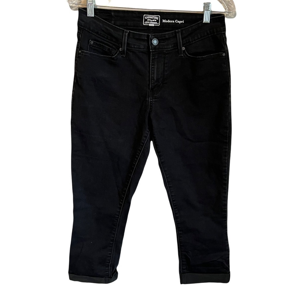 Signature Levi’s Faded Black Modern Cuffed Capris‎
